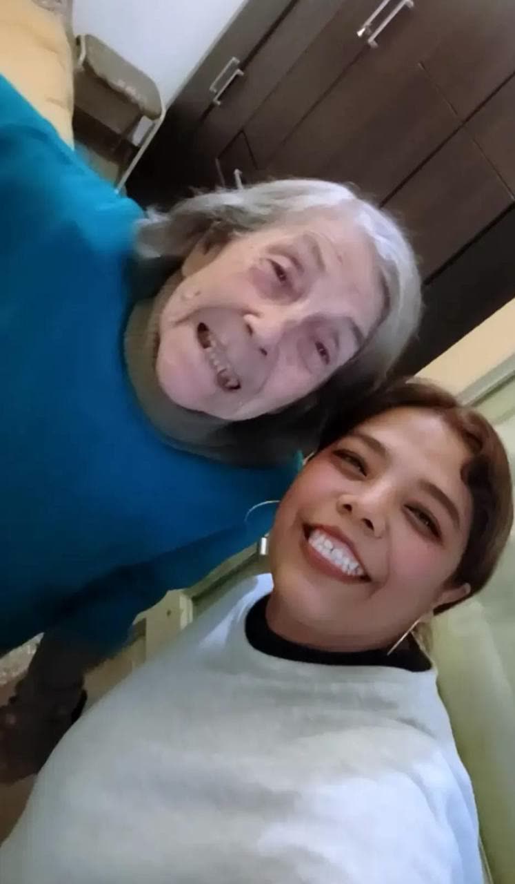 Acompañante y una señora mayor sonriendo
