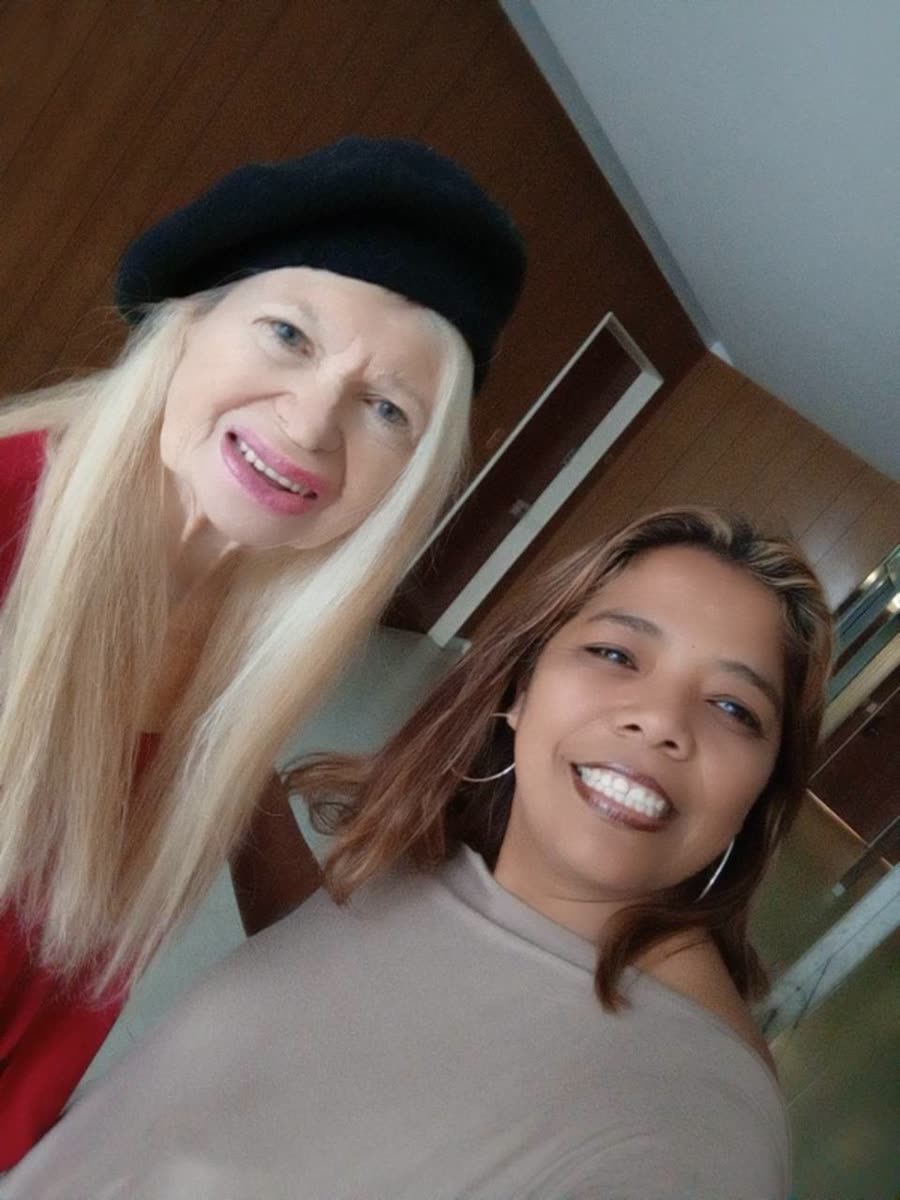 Acompañante sonriendo junto a una señora